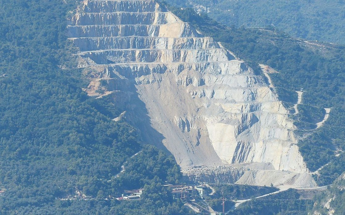 Cilalı granit kaplama, doğal dokulu yüzey